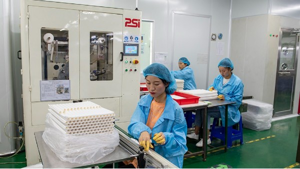 塑料制品制造廠里什么是吹瓶？